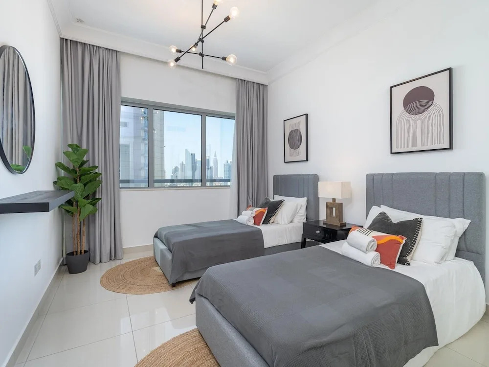 Dlx 21st Flr 3BR Pool/gym Near Mall by Belvilla