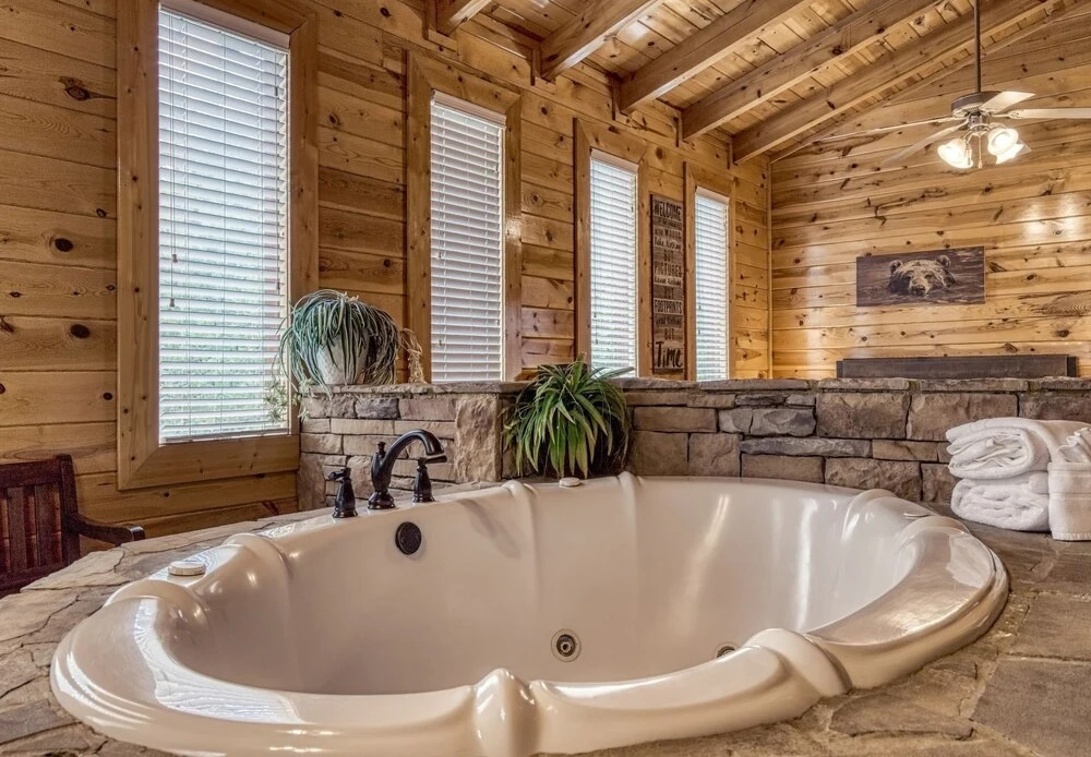 ERN834 - LAKESIDE GETAWAY - GREAT LOCATION! CLOSE TO ALL THE ACTION! cabin