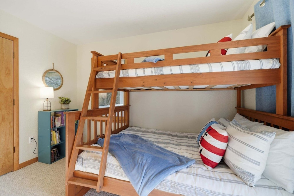Golf & Surf 7BR: Private Pool, 5 Min to Beach