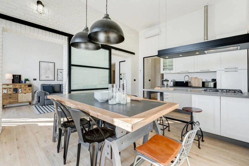 Large & Stylish 3 bed Flat in Excellent Location