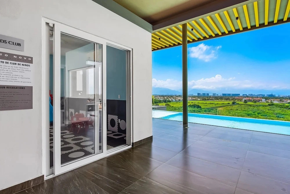 5th-floor apt Near the Ocean With Infinity Rooftop Pool, Balcony, Washer/dryer