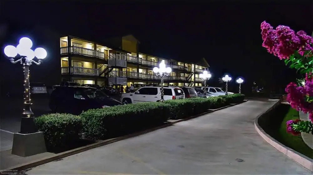 Sunday House Inn and Suites