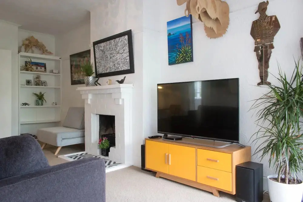 Stylish 2 Bed Art Deco Apartment