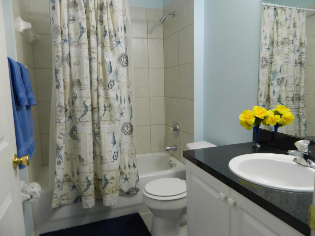 Delightful 4 Bed Pool Home with games room, Davenport, US