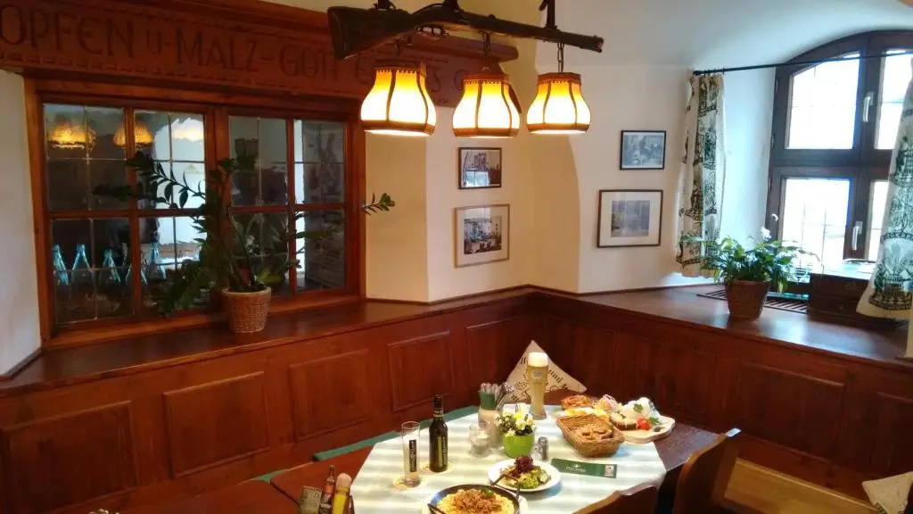 Altstadt- und Businesshotel Pfaubräu - Brauereigasthof - Frühstücksbuffet - kostenfreie Radgarage - Hunde willkommen