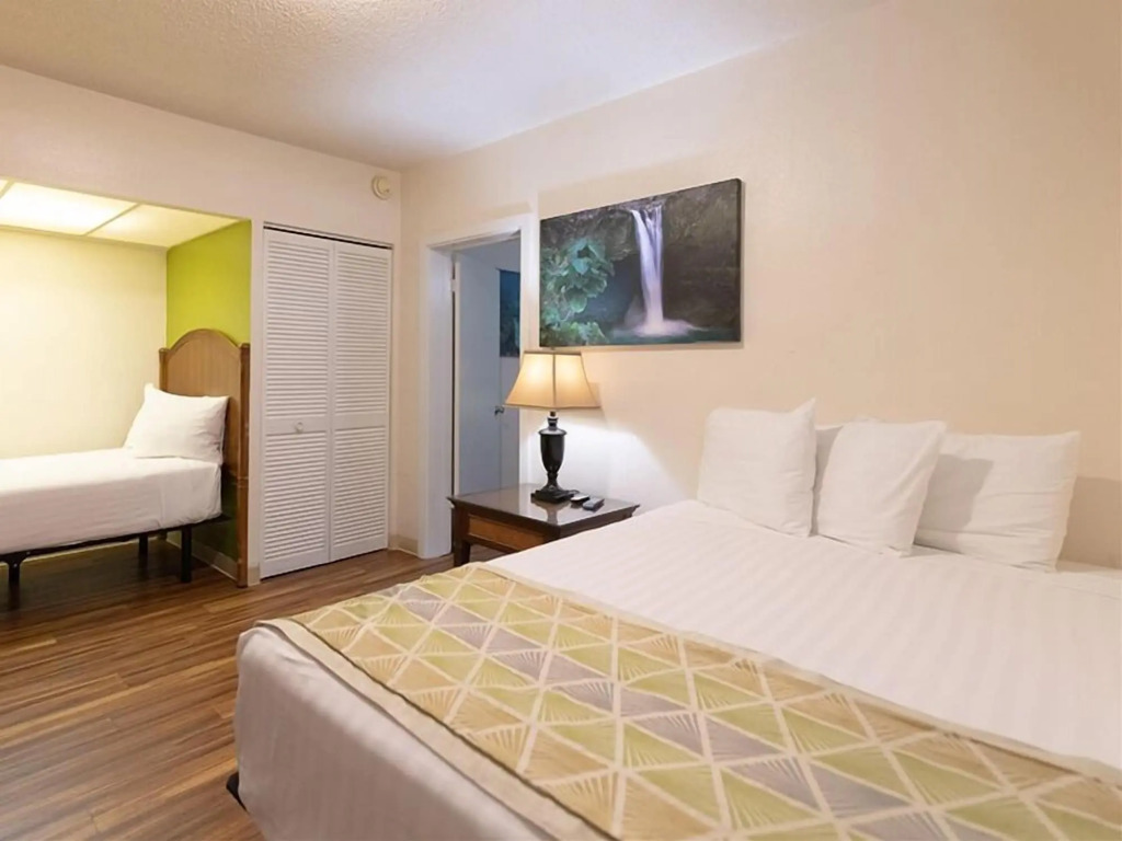Pacific Marina Inn Airport