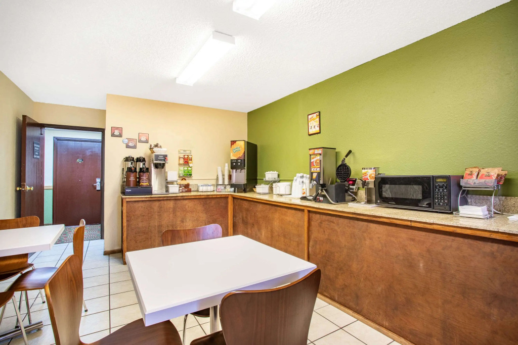 Super 8 by Wyndham Craig