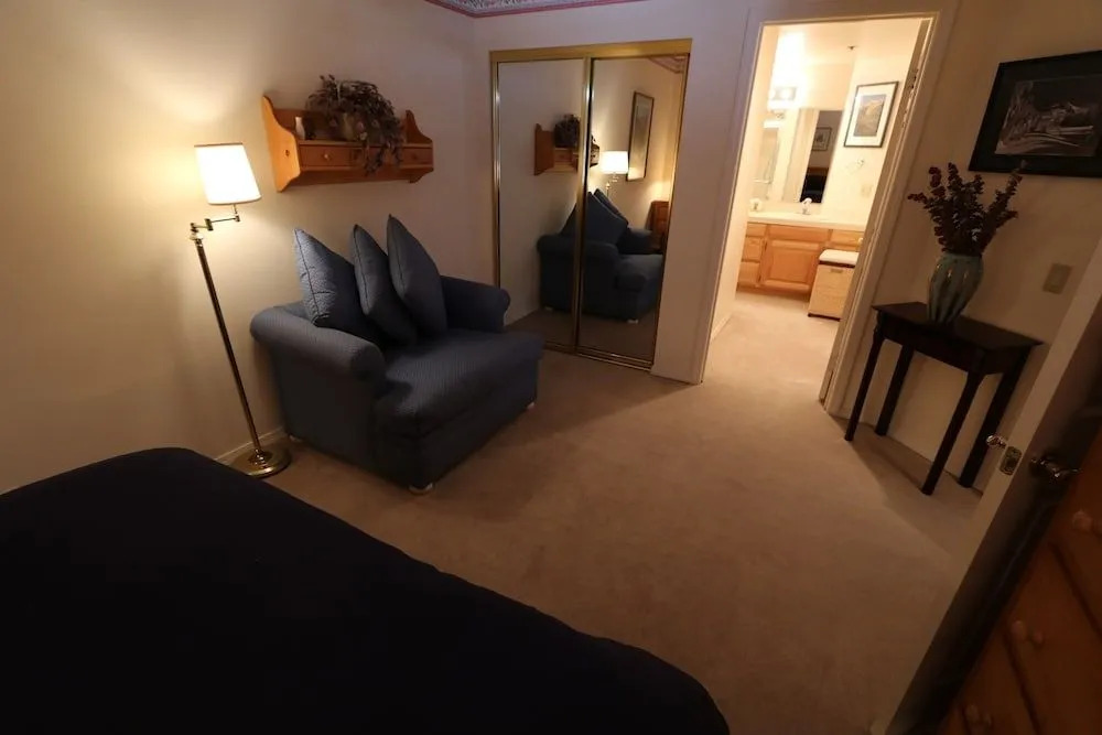 Silver Bear 18 Walk to Canyon Lodge, Cozy, Underground Parking by RedAwning