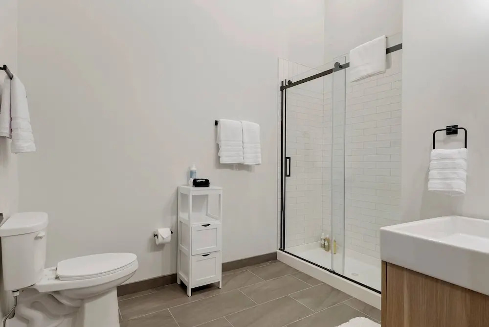 Downtown Charm 2BR Comfort Great Amenities
