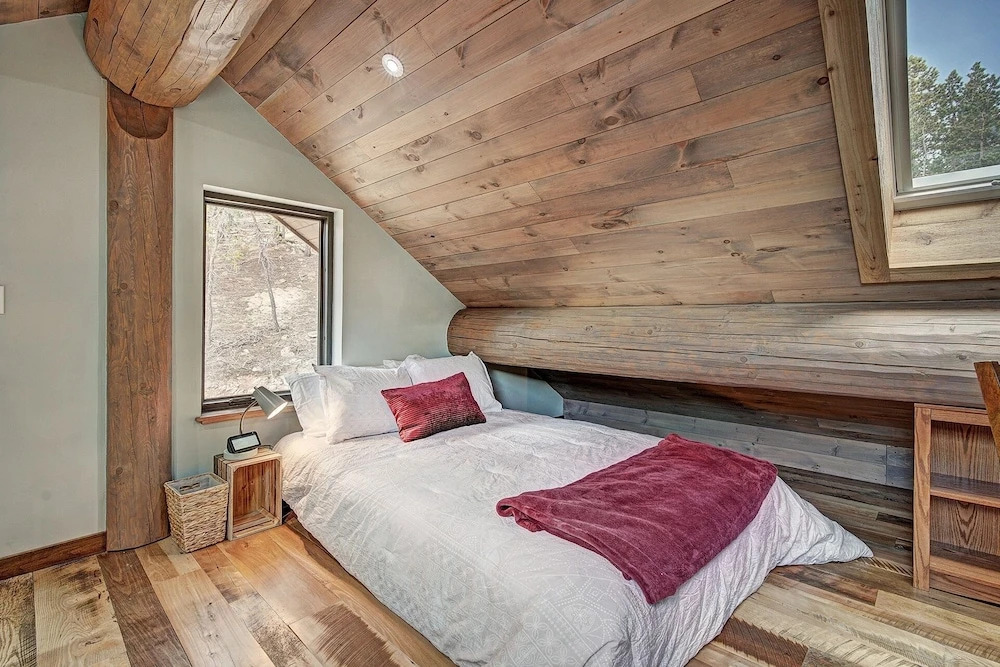 Skyrun 2 Bedroom Cabin by RedAwning