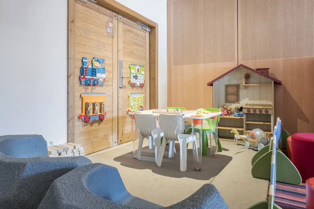 Scenic 4-person Mountain View Retreat