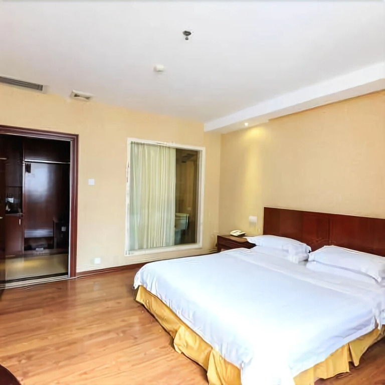 Yangjiang Poli Holiday Hotel (Jiangcheng Yueyun Bus Terminal)
