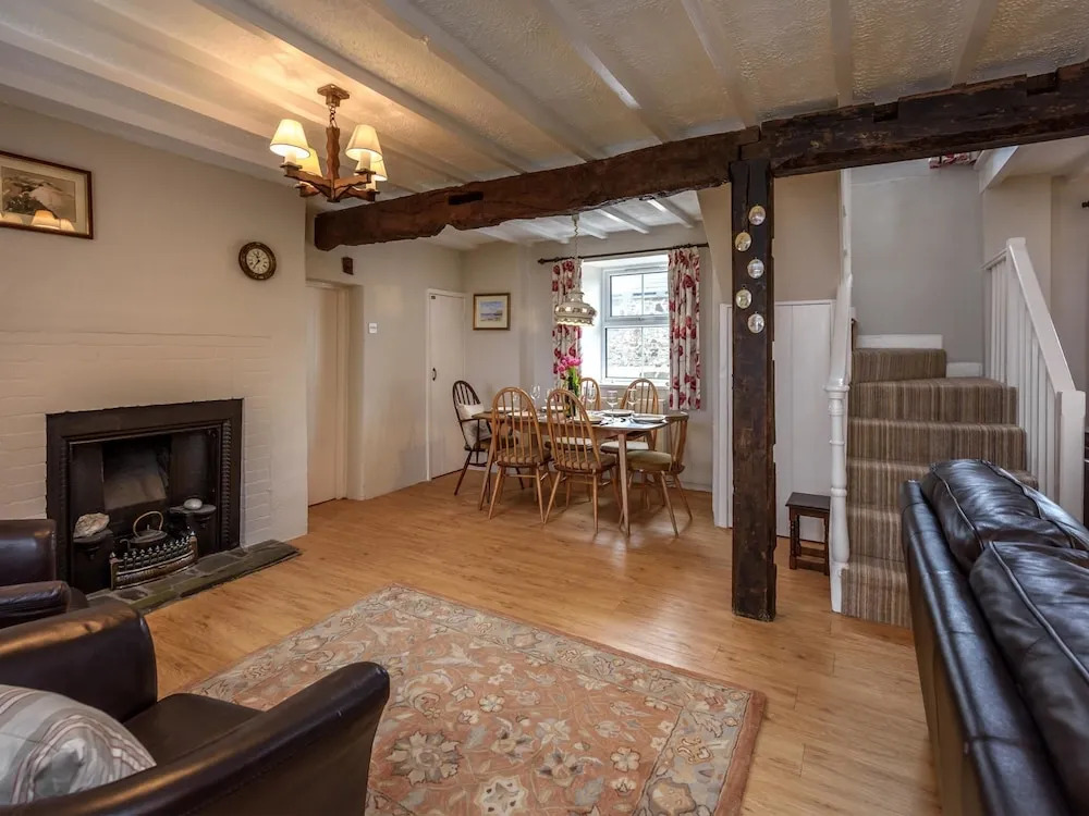 Cozy House with Authentic Details near Sea