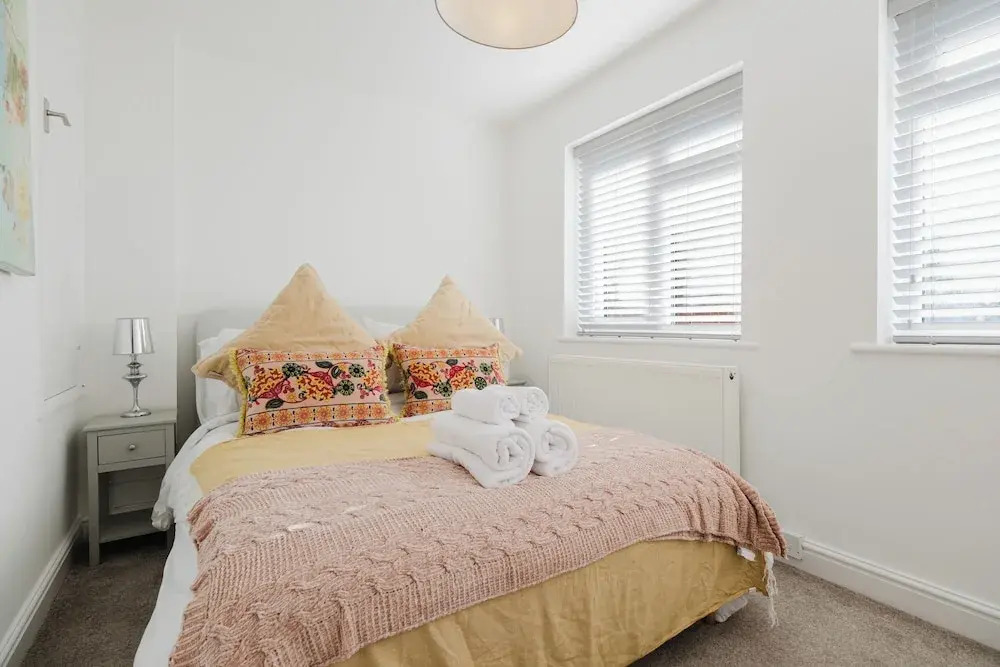 Corner House - Bright 2BD in Cheltenham