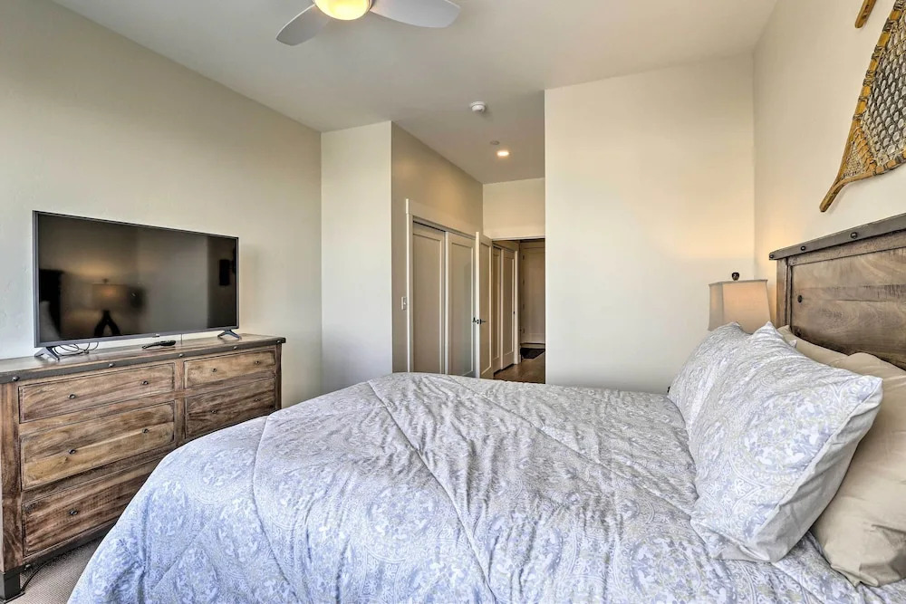 Newly Built Ski Condo w/ Hot Tub & Shuttle Access!