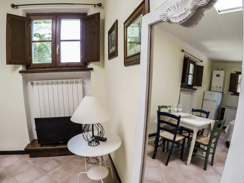 CASALE LA FATA -tipico toscano immerso nelle colline tra Lucca e Versilia, 6 appartamenti indipendenti