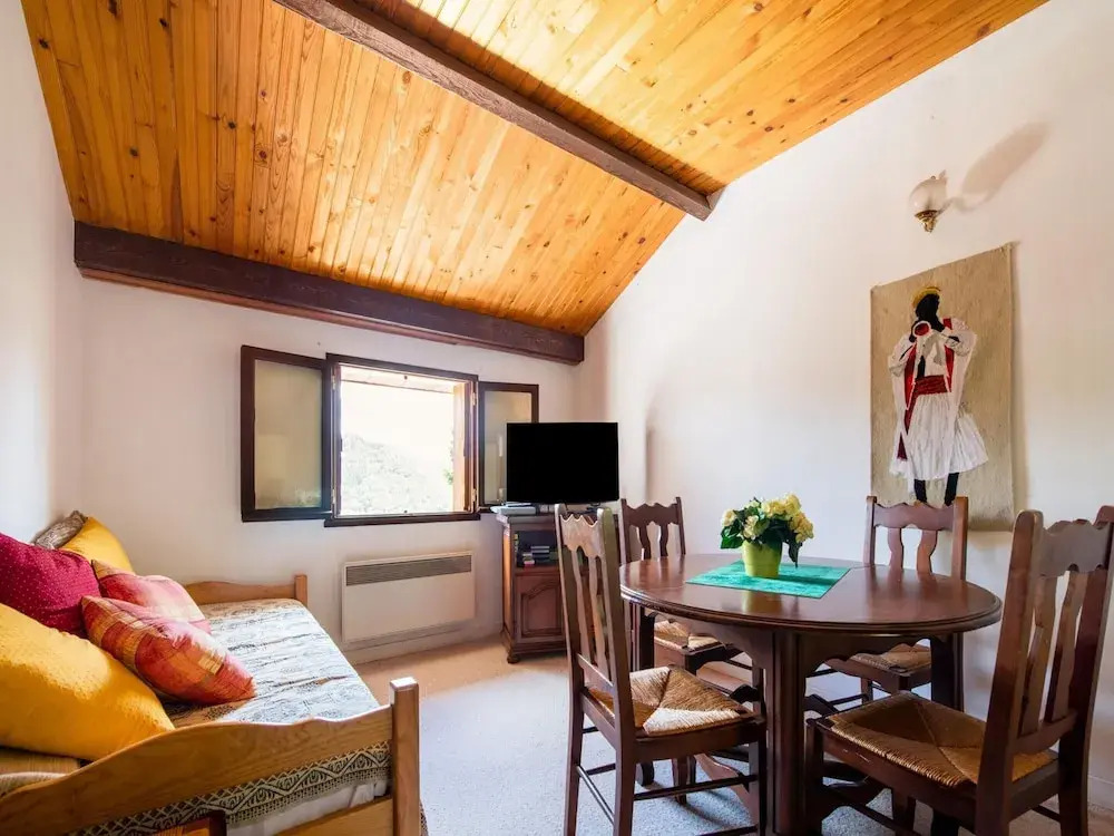 Inviting Holiday Home in Miremont With Garden