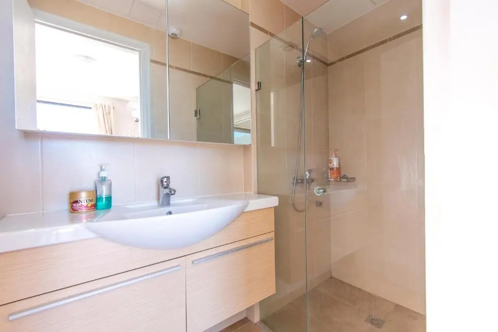 Lavish & Spacious APT with Stunning Seaview, 10 Min ATH Airport