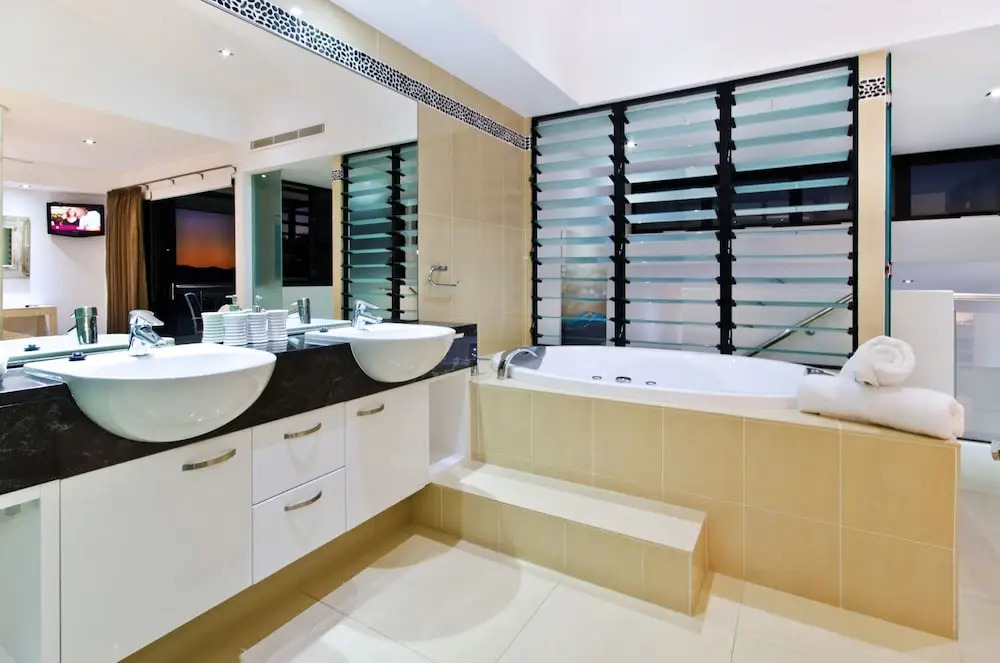 Villa 4 The Edge Oceanfront Deluxe 3 Bedroom Near Marina With Golf Bug