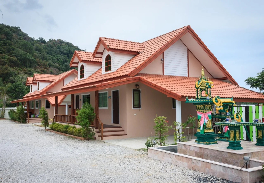 Khaolom Resort