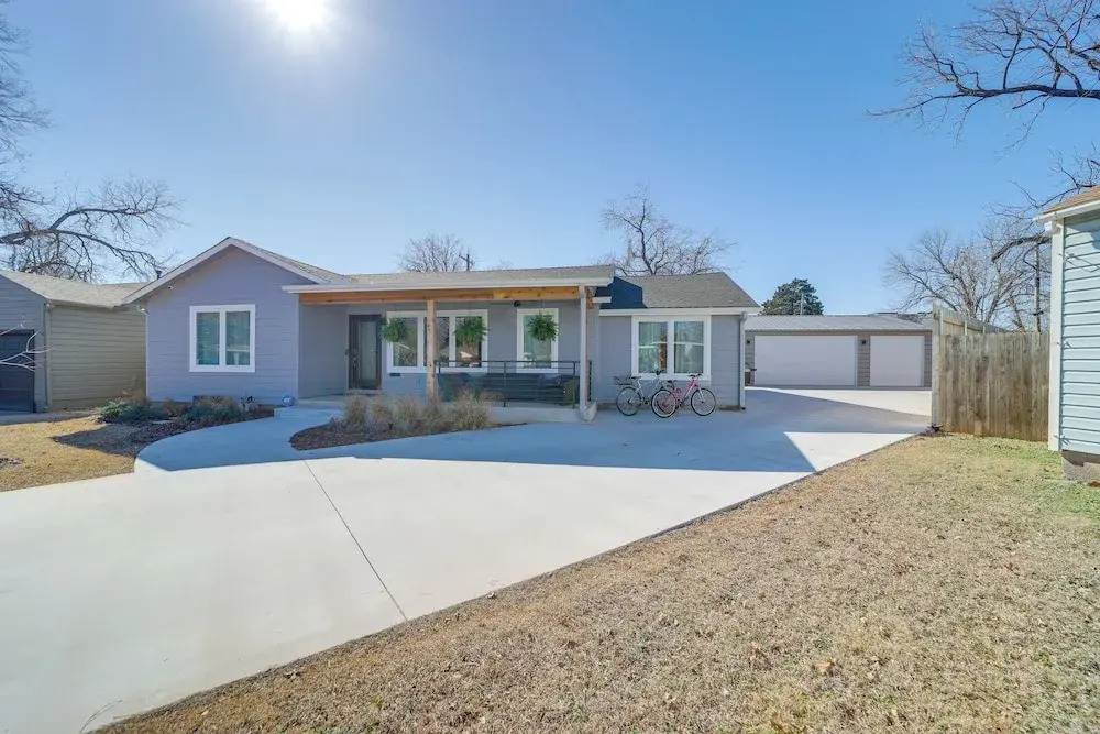 Walk to Gathering Place & Brookside: Tulsa Studio