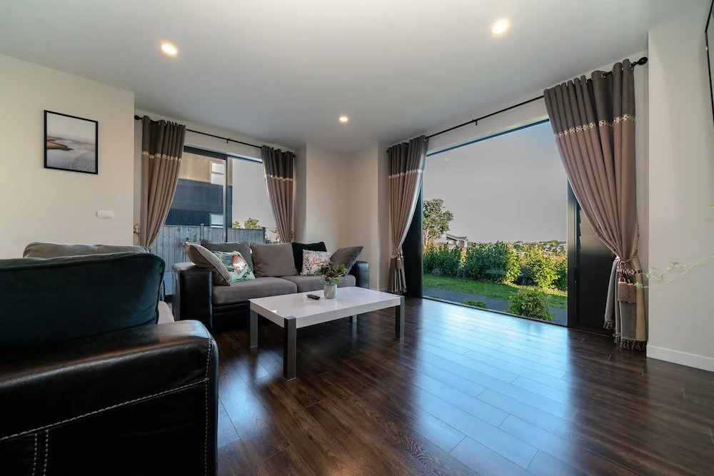 LongBay Spacious Luxurious 5 Bdrm House