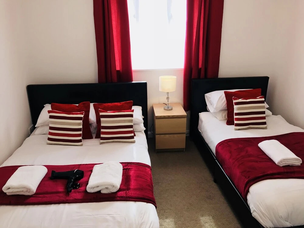 Bicester One Bedroom House Sleeps 3 - Free Parking & Garden