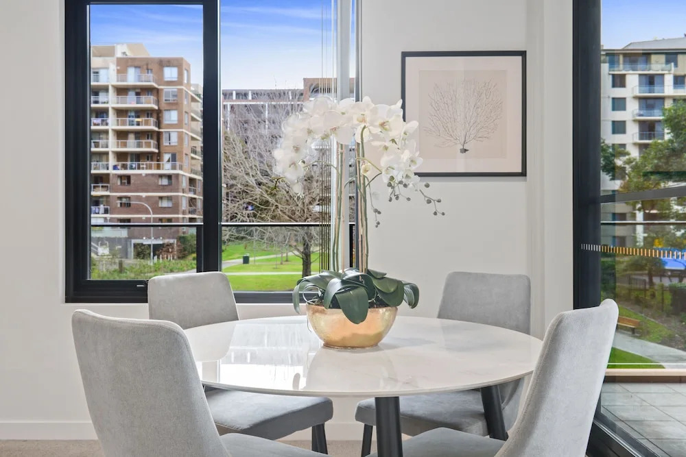 HomeHotel Walking Distance to Train & Westfield