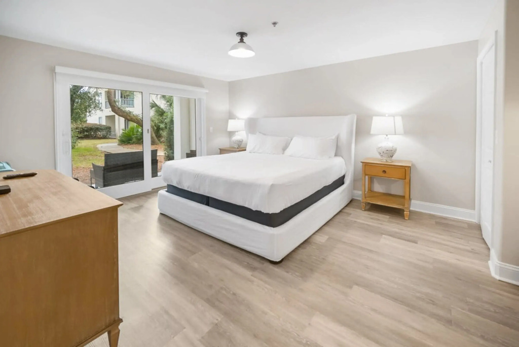 Modern & Spacious PCB Condo! 1st Floor, Pvt Porch