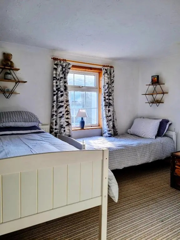2 bedroom house within walking distance of town