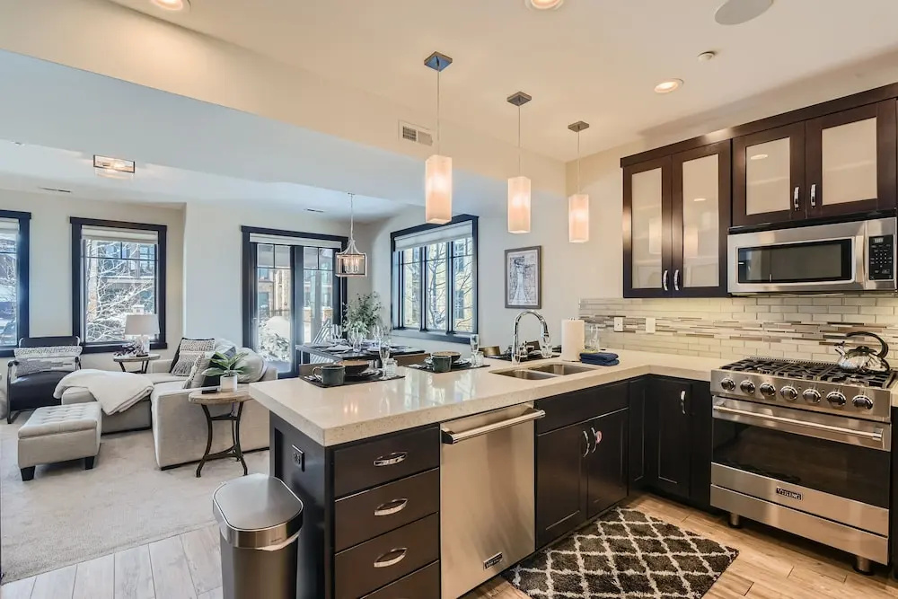 Blackstone Mountain Retreat #21! Walk To The Lifts! 4 Bedroom Apts by RedAwning