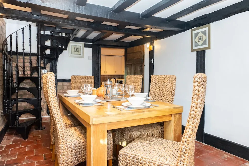2 Pound cottage