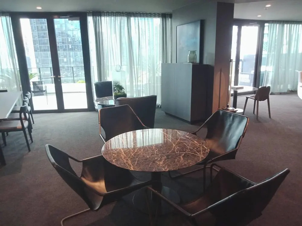 Southbank 2BR High City Views Enjoy Wine, Gym, Pool, Wifi
