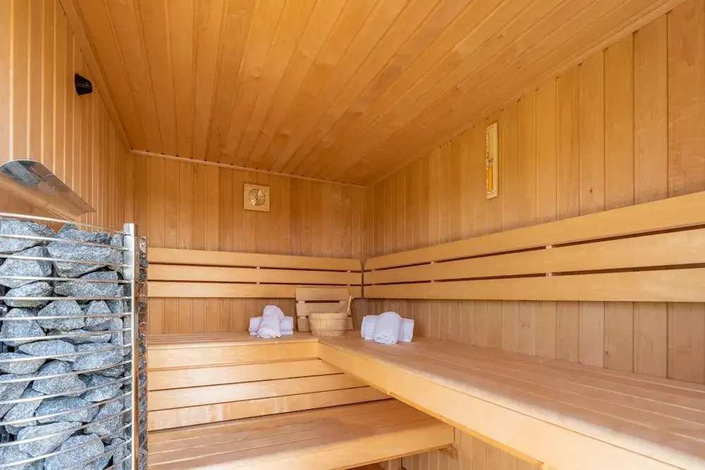 Modern 6-person Villa With Private Hot Tub - Near Beach & Nature