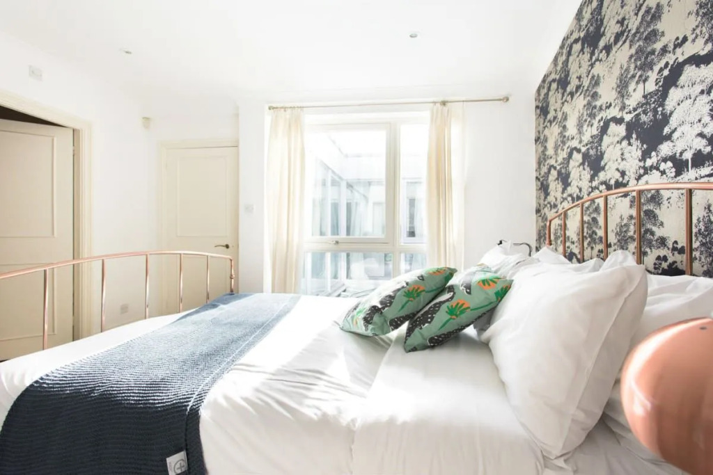 The Harrods Mews - Modern 4BDR Mews Home with Rooftop Terrace & Garage