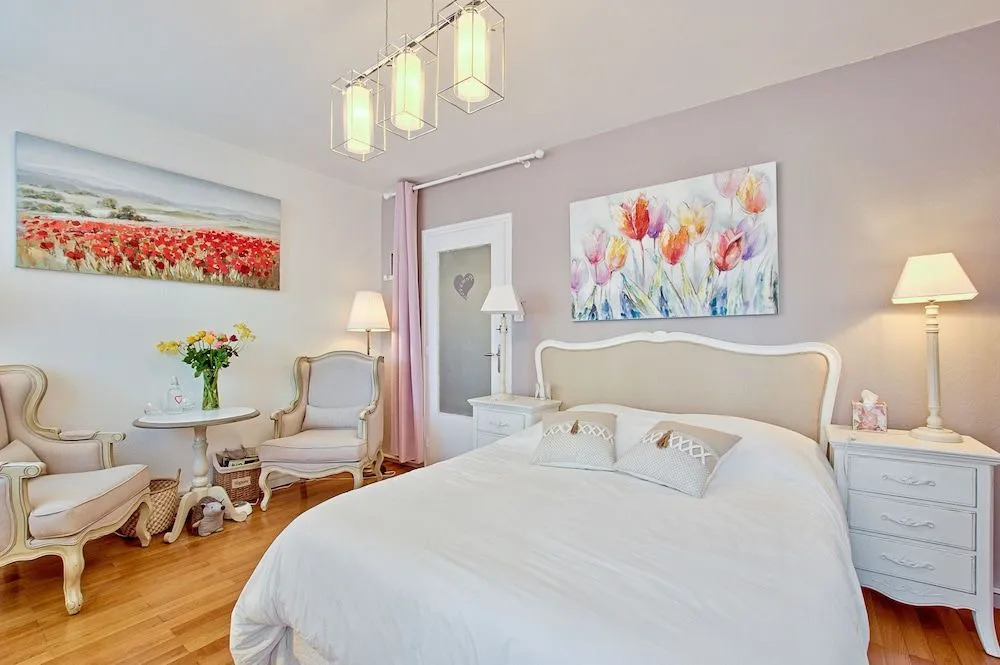 A découvrir ! NATURALBNB - Chambres dhôtes climatisées au calme - Top confort et reposant - PARKING GRATUIT SECURISE - Garage vélos et motos - OFFERT COPIEUX PETIT DEJEUNER fait maison sucré-salé, local et bio - Accueil et convivialité garantis