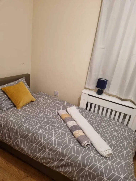 Lovely 5-bed House in Romford, Greater London