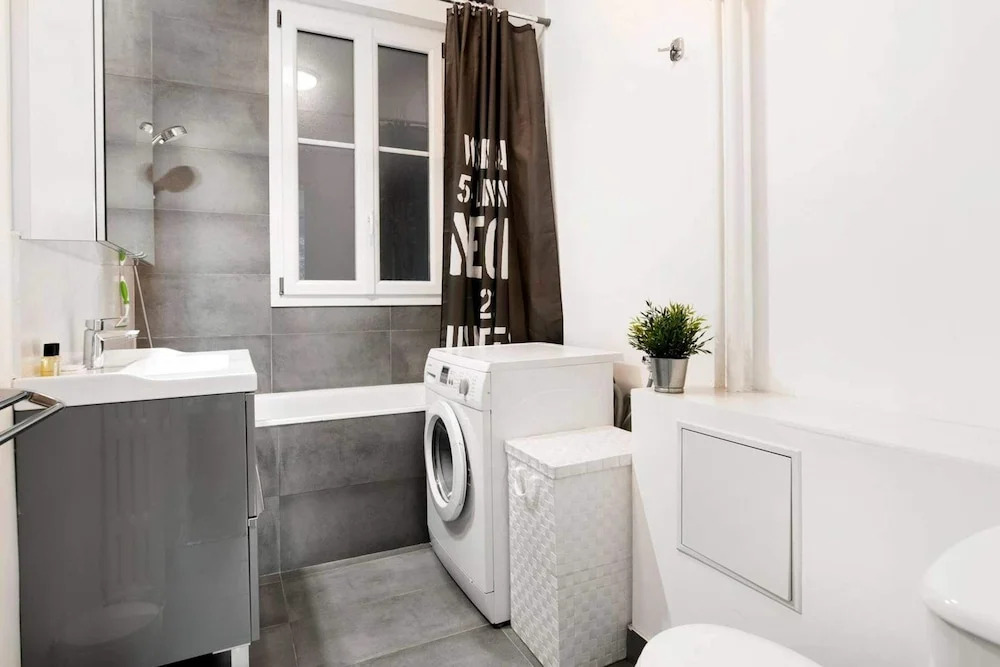 Bright Champerret Apartment Fits 4 in Paris 17th!