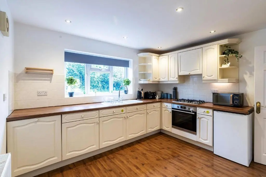 Large Contractor and Family House & Free Parking & Big Garden