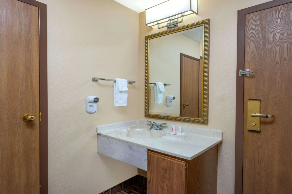 Super 8 by Wyndham Charleston Sikeston East MO