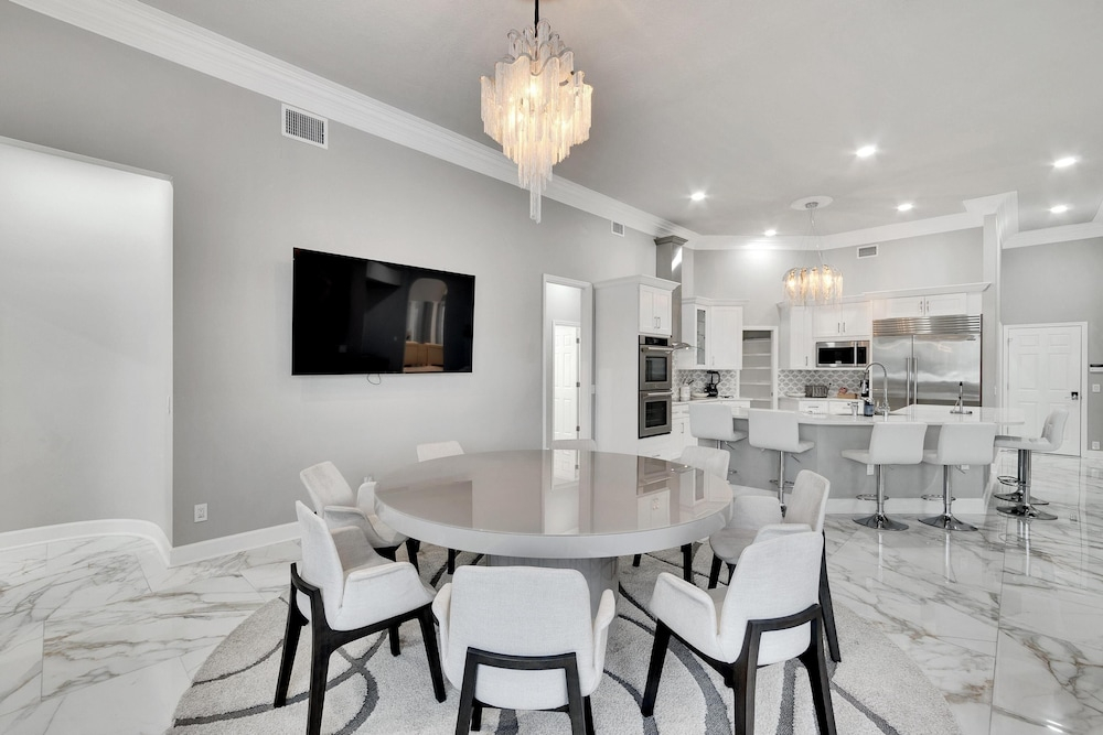 Luxurious Retreat at our Canal Front Pool Home 5BR