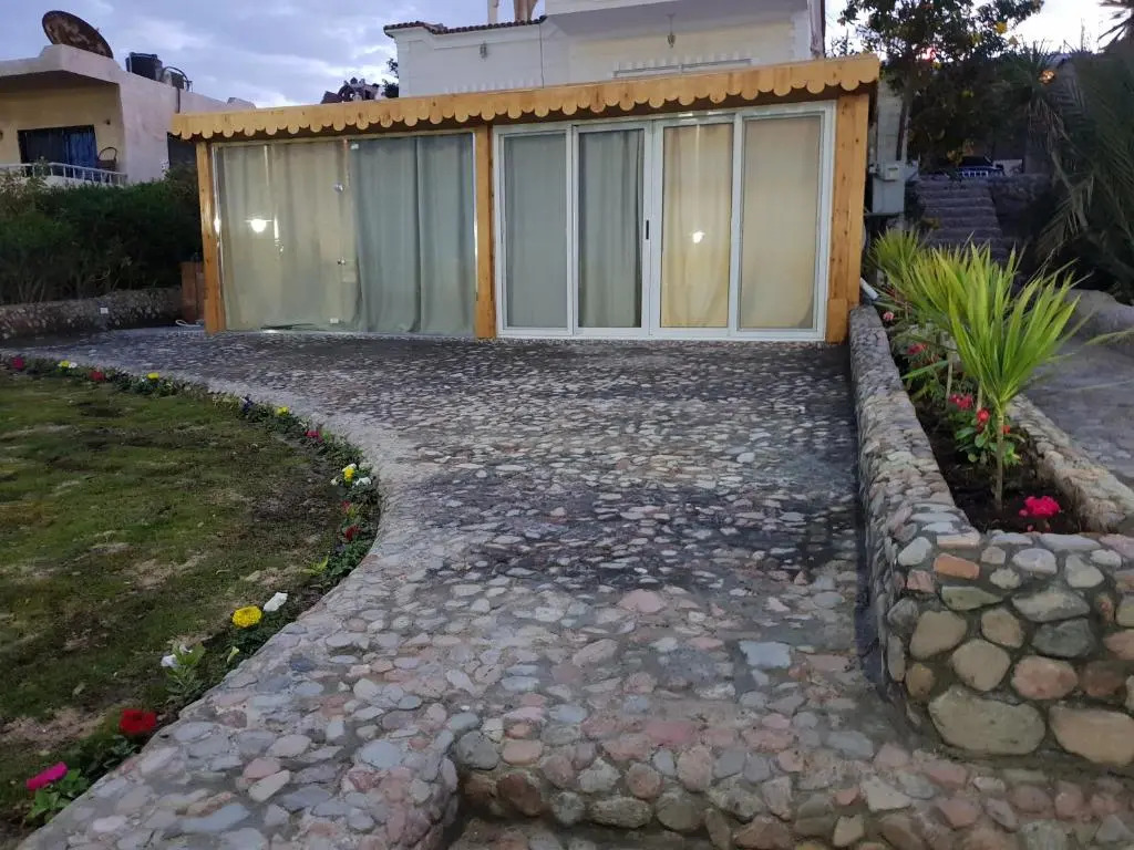 One Bedroom Chalet on old sheraton rd ground floor with garden and sea view