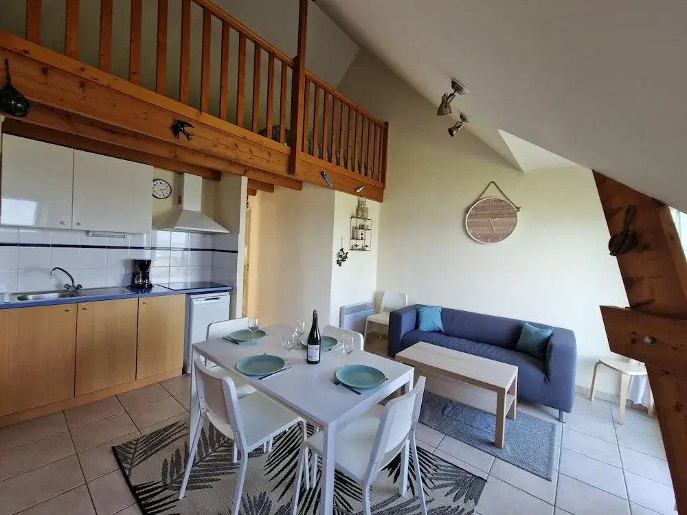 Lovely Apartment in a Prime Location With Direct Access to the Beach, Mesquer