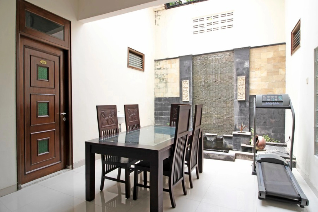 RedDoorz near Hartono Mall 3
