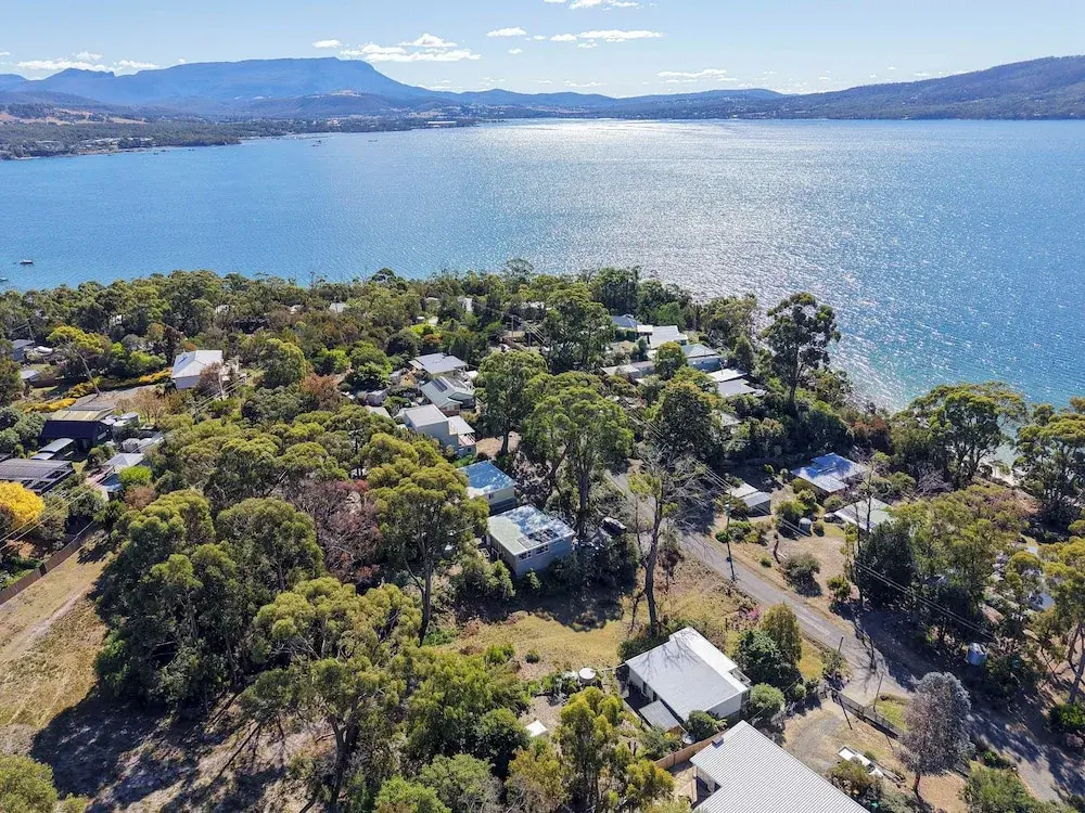 Coningham Beach House - 3 Bedrooms