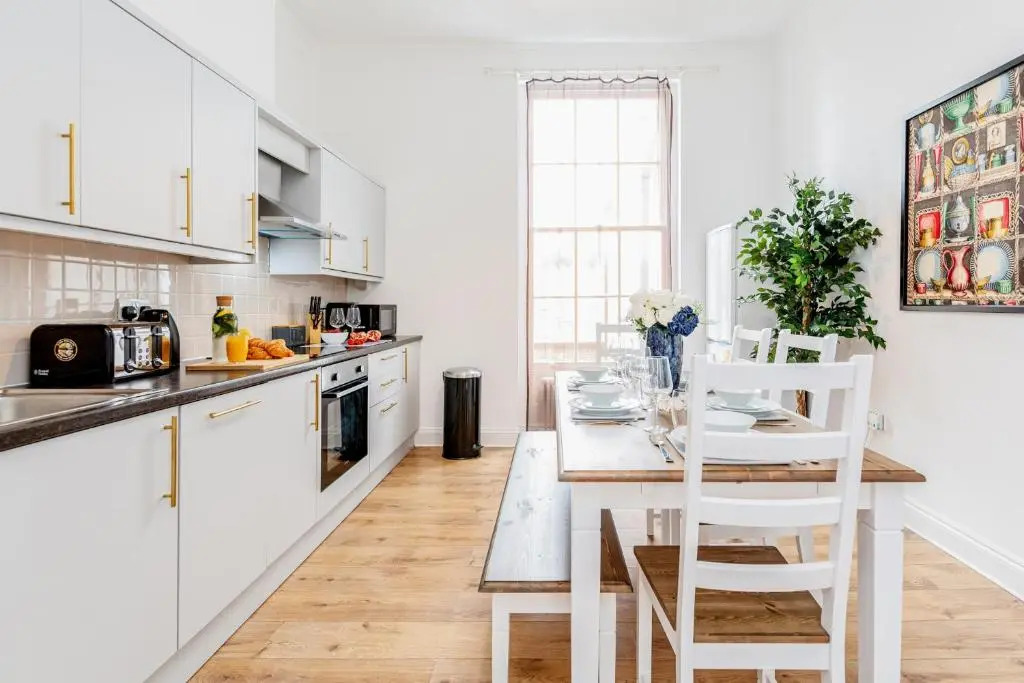 Bright & Spacious 4beds home - Kensington High Street-Olympia