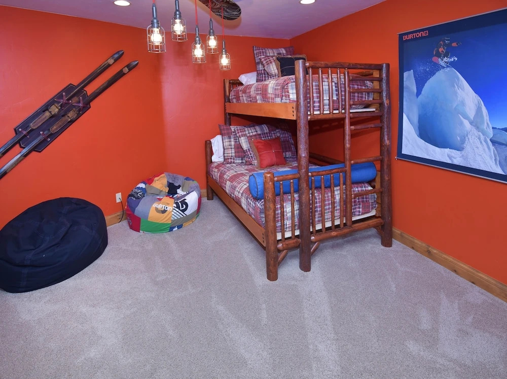 Spacious 4br 4.5ba  Ski In/out-stay +7 Nights 4 Bedroom Condo by RedAwning