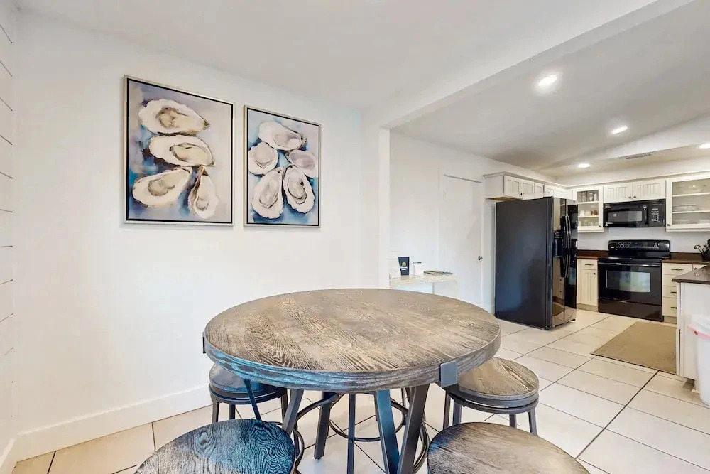 Inviting Beach House - Walk to Beach, Shopping & Dining