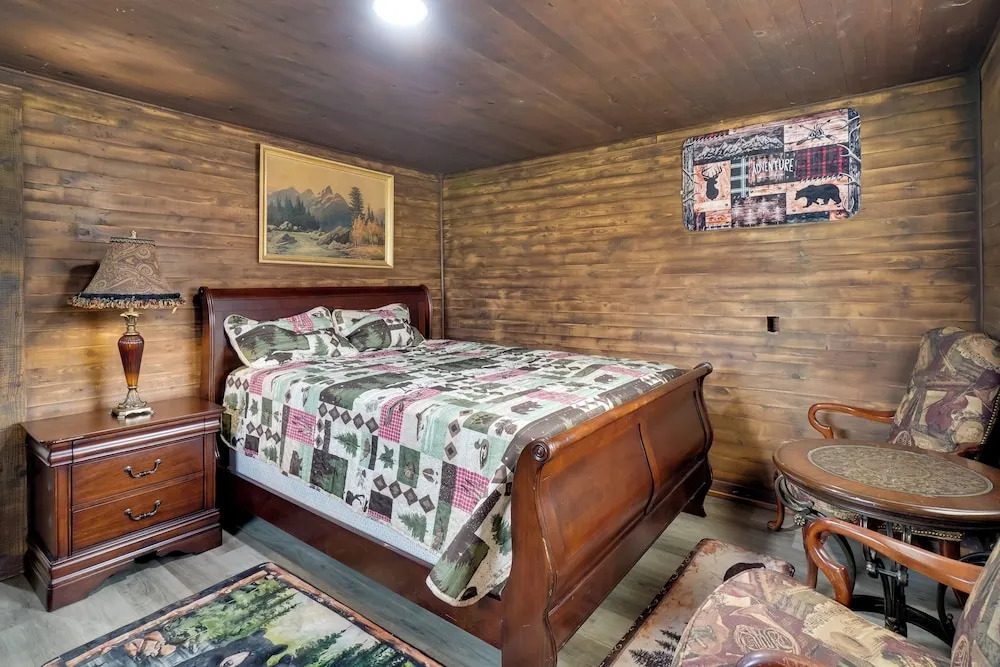 2 Mi to Nat'l Park: Riverside Smoky Mtn Cabin!