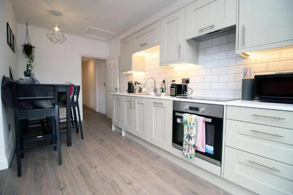 16 North Road Flat 3 by Mia Living Free Parking On Site